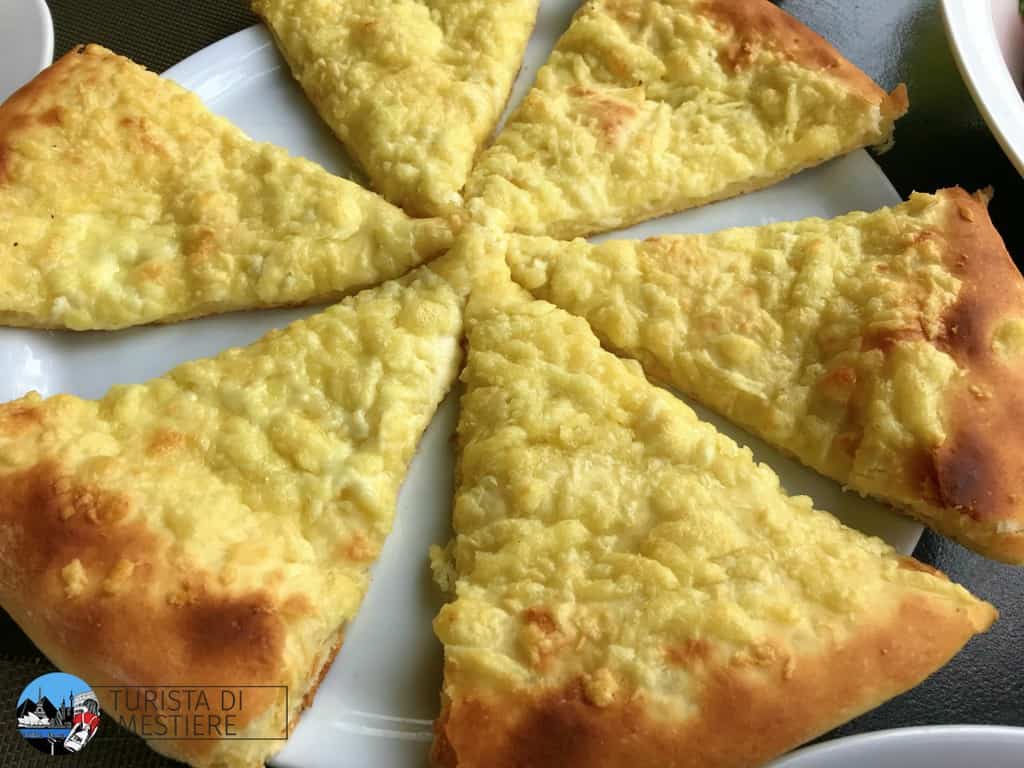 Cosa mangiare in Georgia khachapuri