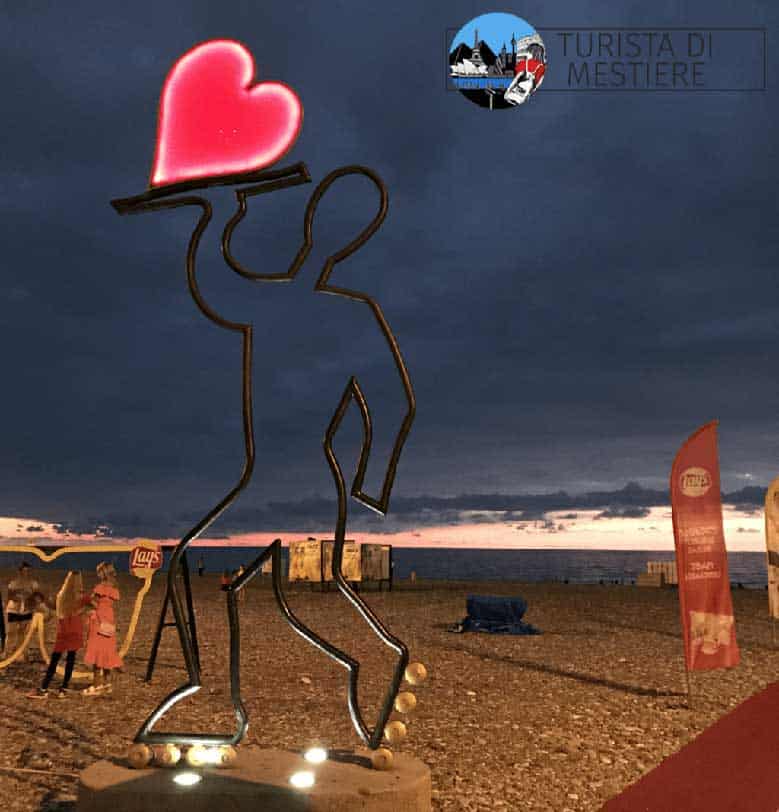 Una delle sculture "love" lungo il boulevard di Batumi