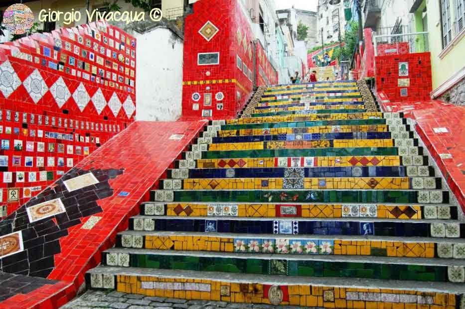 La coloratissima Scalinata Selarón a Lapa