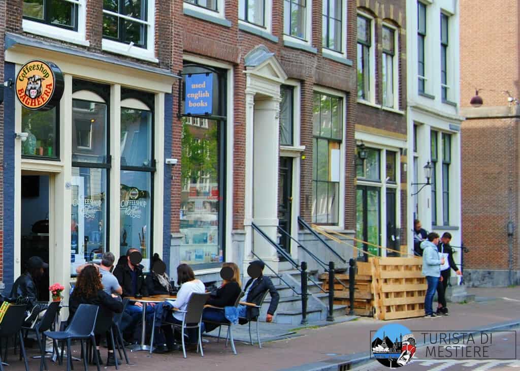 I tavolini all'aperto del coffee shop Bagheera ad Amsterdam