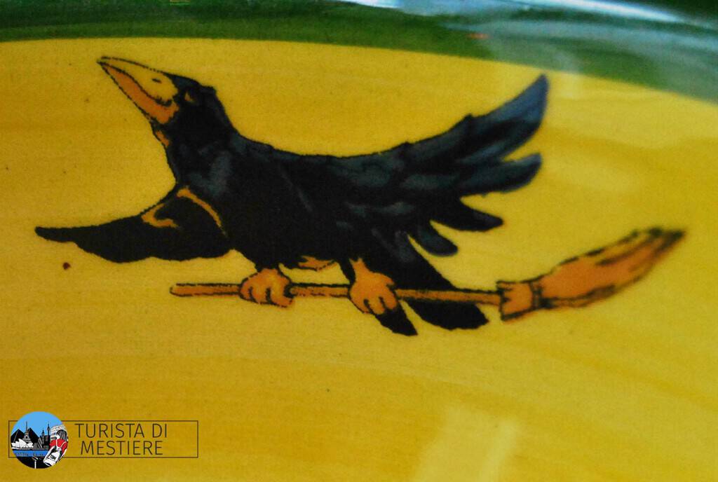 Il logo di Abrax il corvo con la scopa da strega
