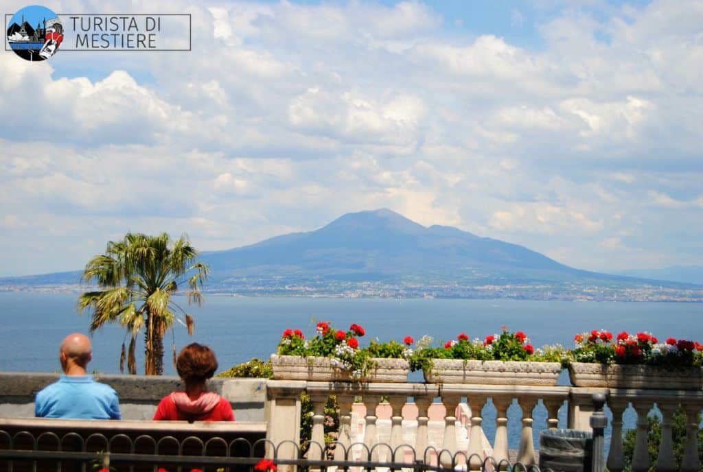 L'inconfondibile profilo del Vesuvio