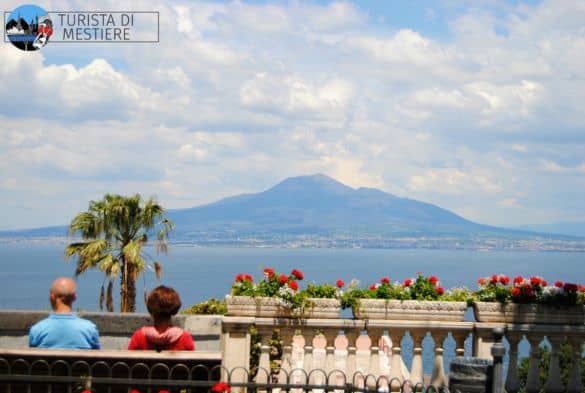 L'inconfondibile profilo del Vesuvio