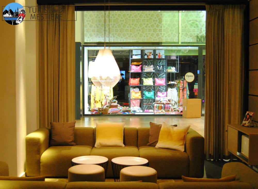 Divanetti nella lounge dell'Element Hotel Amsterdam che "affacciano" sul Marqt Gelderlandplein