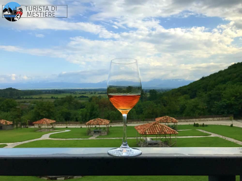 Un calice di vino prodotto con uva varietà Mtsvane degustato nella Babaneuri Marani