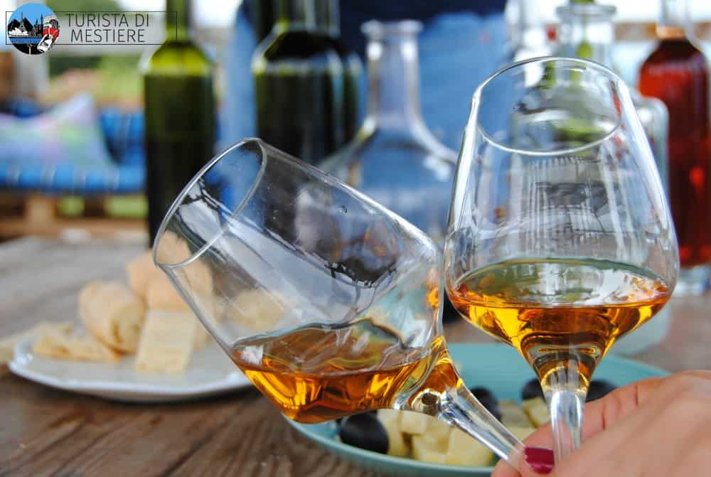 La degustazione di vino bianco (a base di uva varietà kisi) da Georgi, il proprietario della Ruispiri Marani
