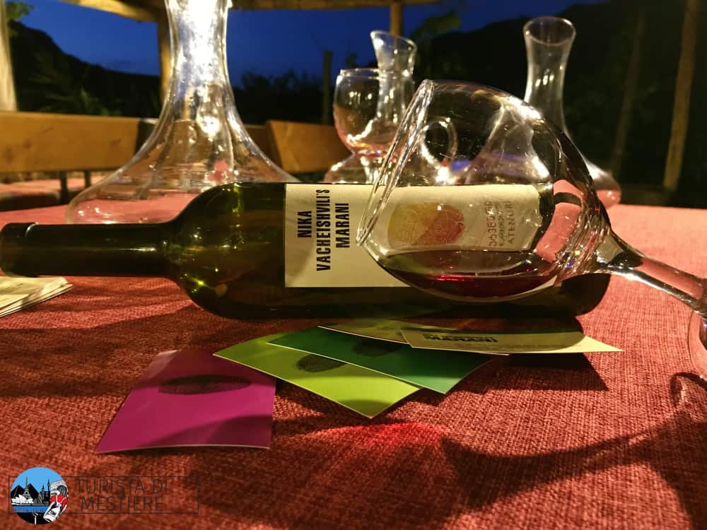Un calice di Atenuri, il fiore all'occhiello della Nika Vacheishvili's Marani