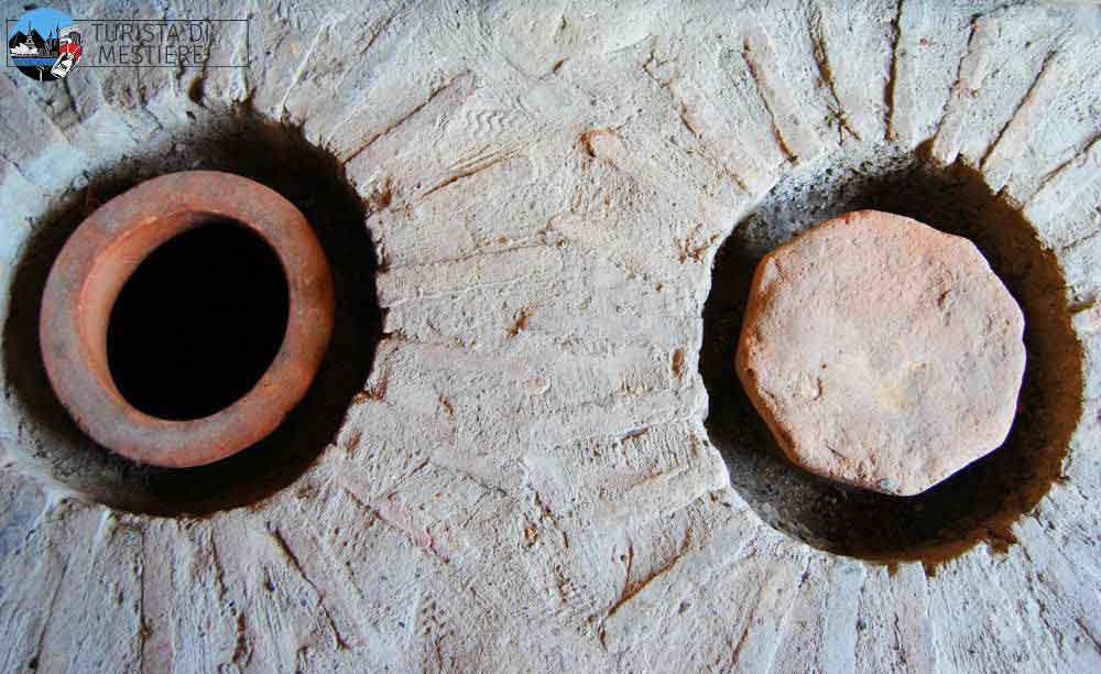 Esempio di qvevri, le anfore di terracotta in cui il vino georgiano fermenta e si affina