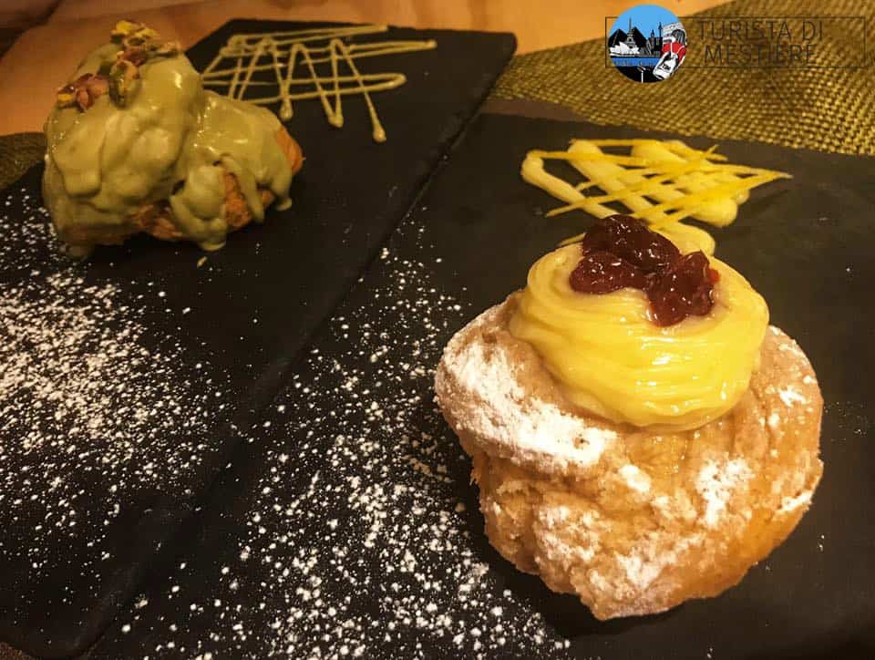 Una zeppola di San Giuseppe classica e una alla crema di pistacchio alla Locanda del Borbone di San Leucio