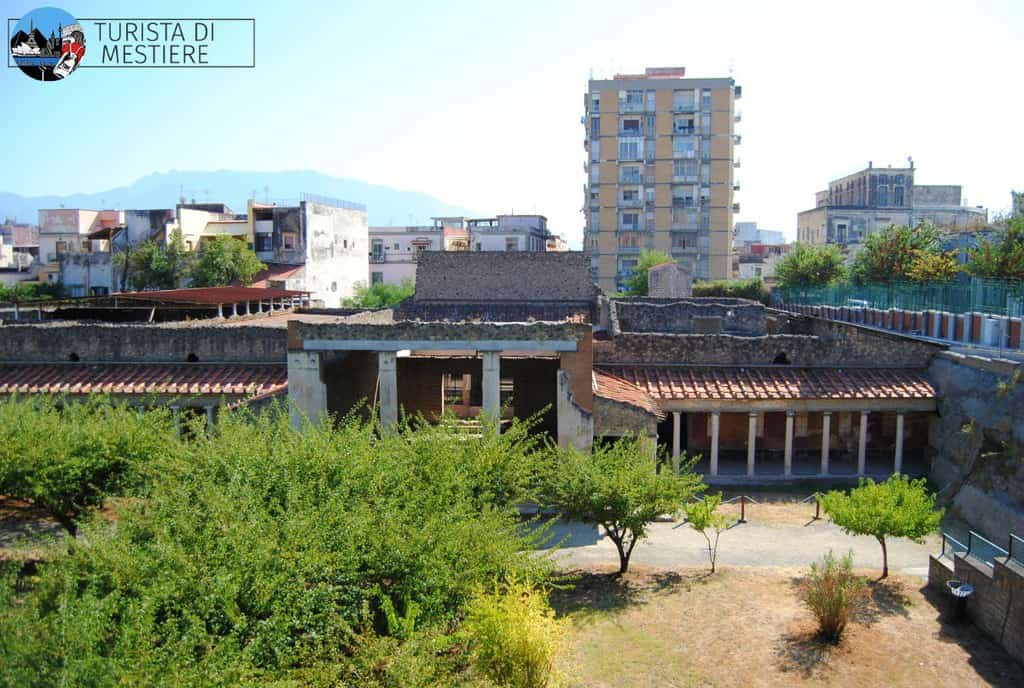 La villa di Oplontis incastonata tra palazzine moderne nel cuore di Torre Annunziata 