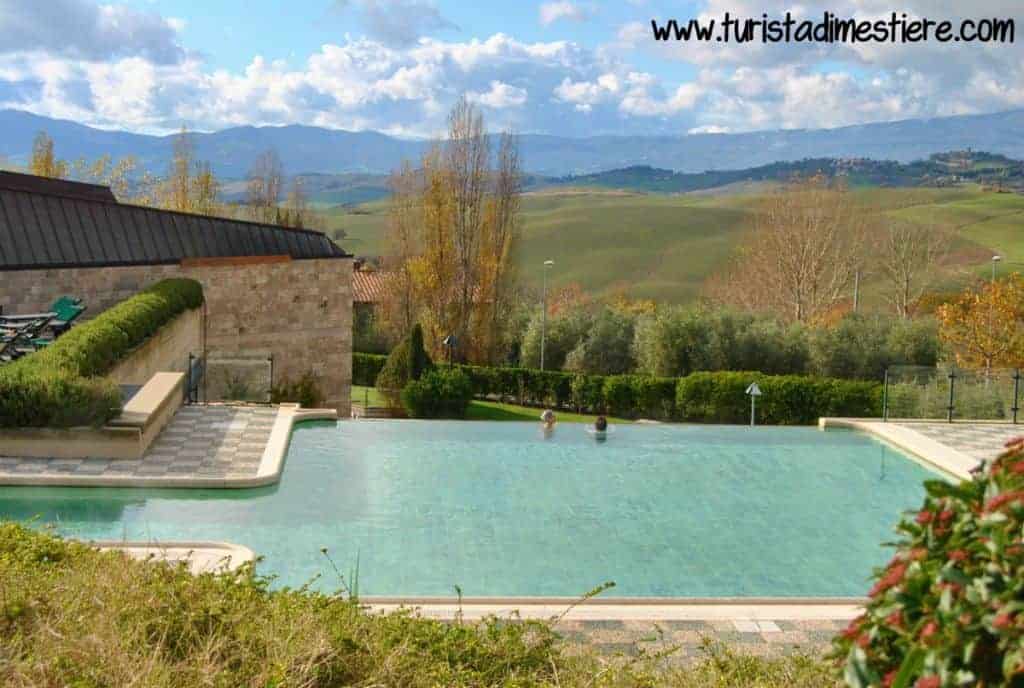 Piscina a sfioro alle Terme di Fonteverde con vista sulla Val d'Orcia