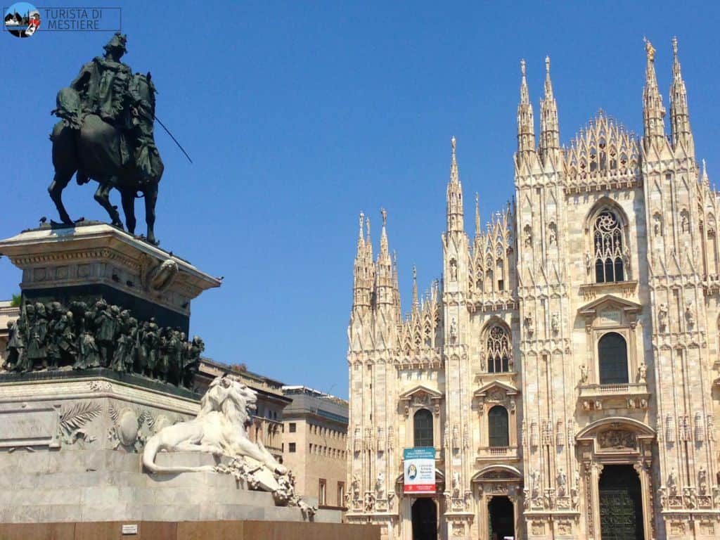 Il Duomo di Milano con la statua equestre di Vittorio Emanuele II