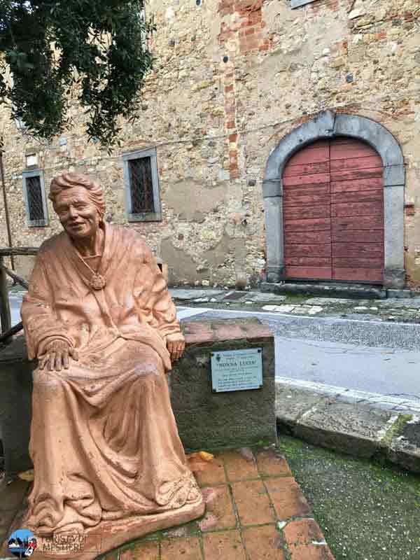 La statua dell'amatissima Nonna Lucia in piazza Alberto