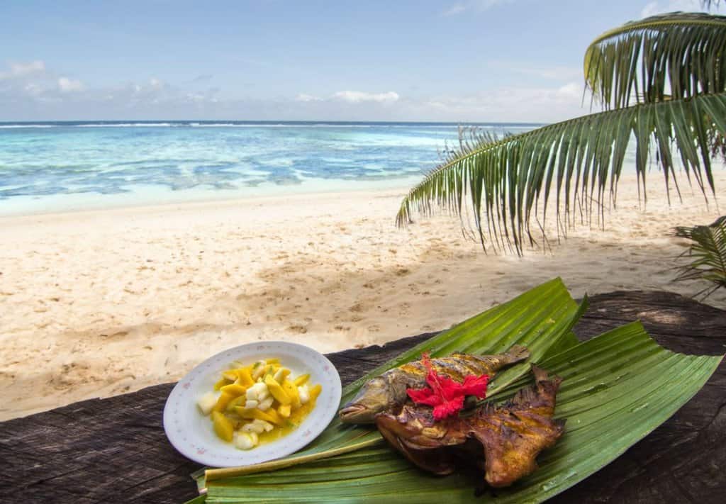 cosa-mangiare-seychelles-pesce-grigliato-insalata-mango Pesce grigliato e insalata di mango vista mare