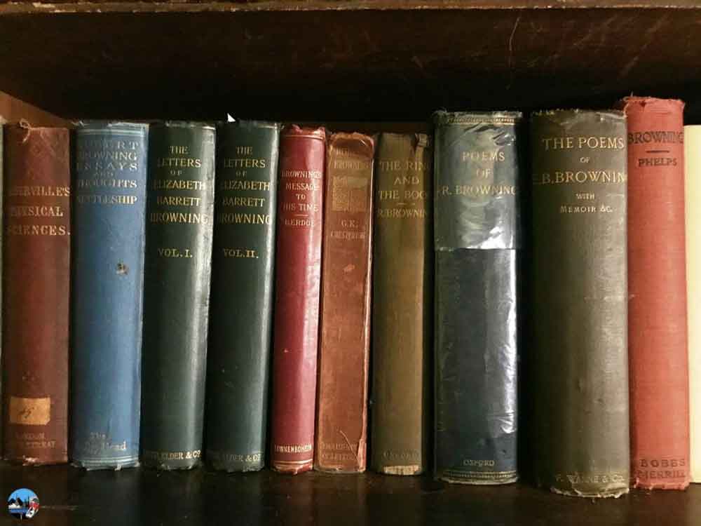 dormire-in-un-museo-italia-Casa-Guidi-libri