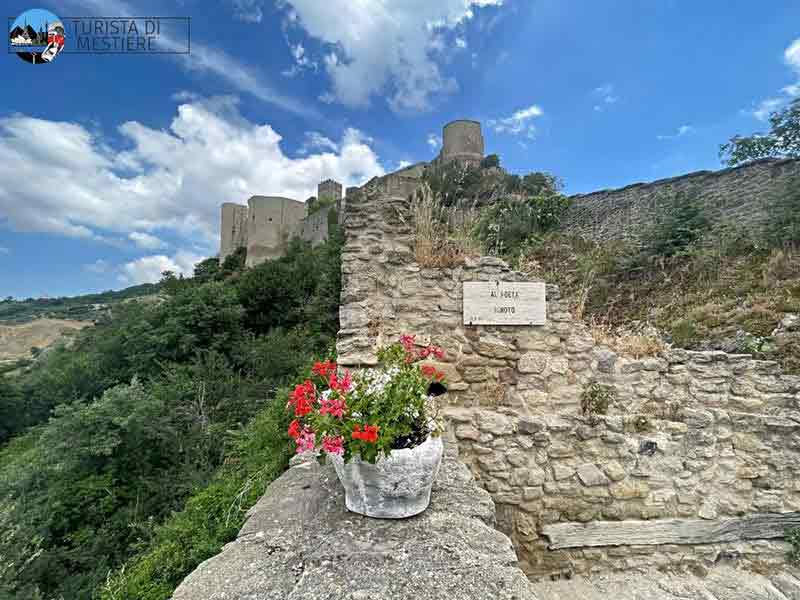 Epigrafe al Poeta Ignoto al Castello di Roccascalegna