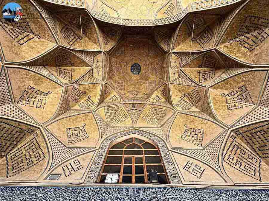 Particolare del soffitto intarsiato della Masjed-e Jamé