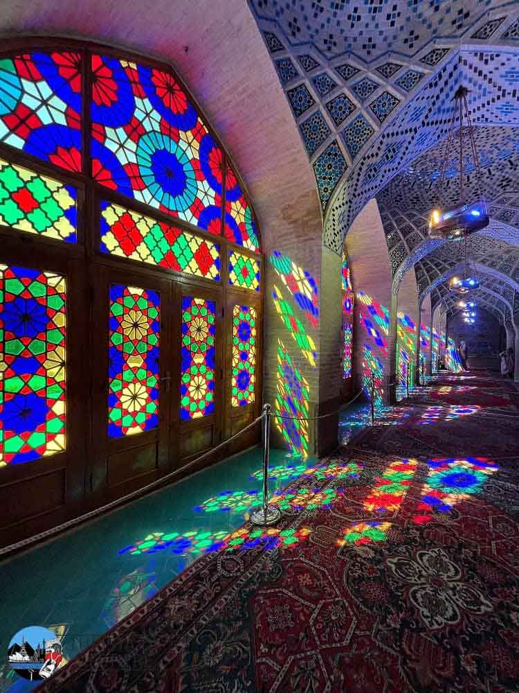 L'arcobaleno di colori della Moschea rosa