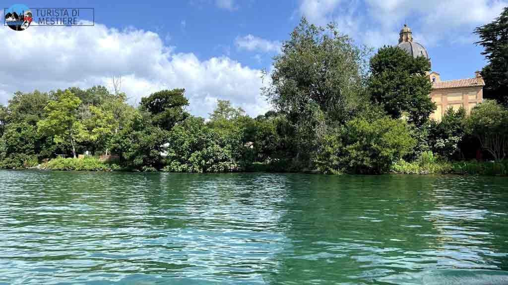 L'arrivo in battello all'Isola Bisentina con la Chiesa di San Giacomo e Cristoforo