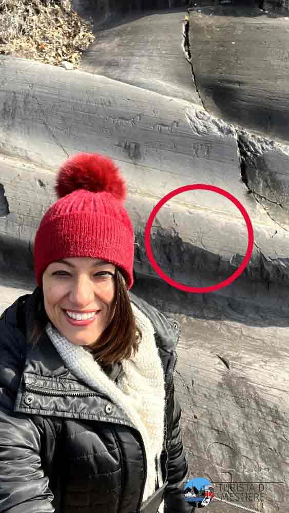 Dettaglio del "personaggio in corsa" inciso sulla Roccia 35 nel Parco delle Incisioni Rupestri di Naquane