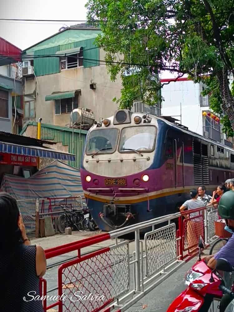 Il passaggio del treno nella train Street di Hanoi