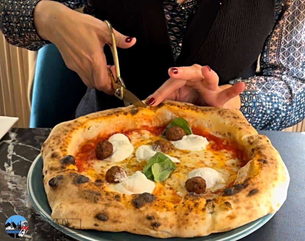 il taglio della pizza contemporanea di Vincenzo Capuano con le forbici