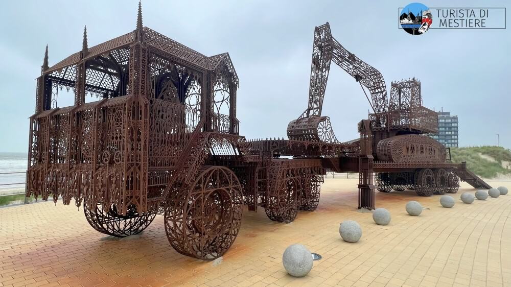 triennale-beaufort-Caterpillar-and-Flatbed-Trailer