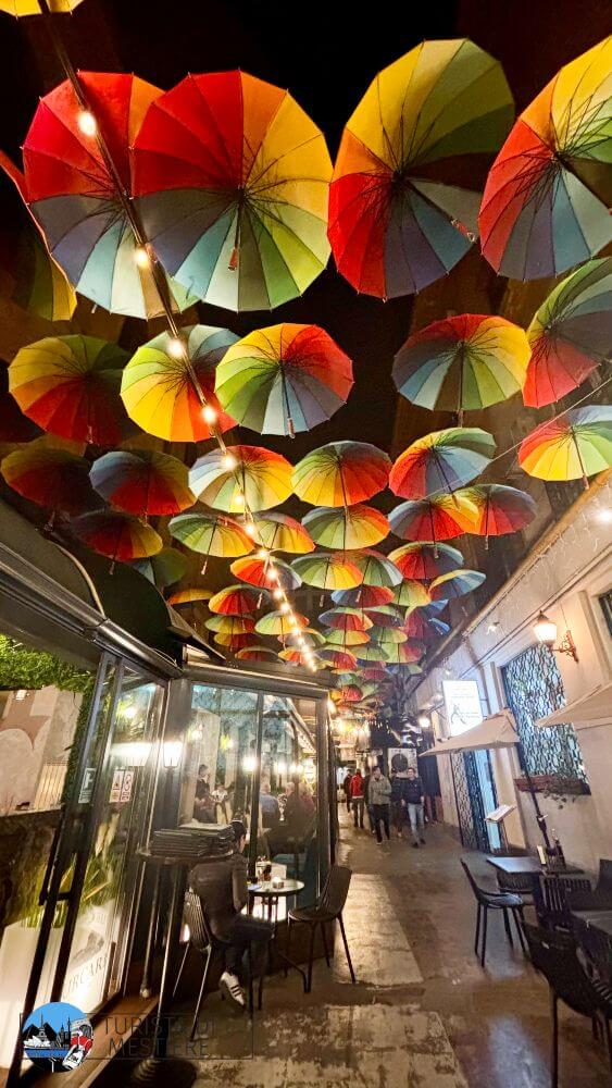 Ombrelli colorati a Pasajul Victoria