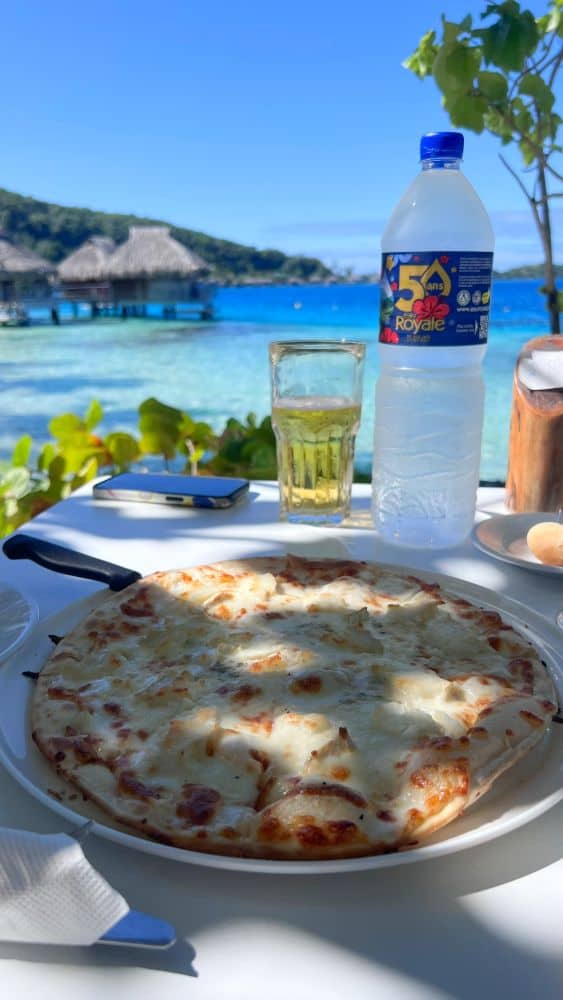 Pizza ai 4 formaggi vista laguna nel Tama’a Maitai, il ristorante sulla spiaggia