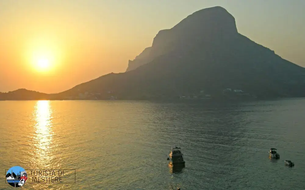 Tramonto a Kalymnos con vista sull'isolotto di Telendos