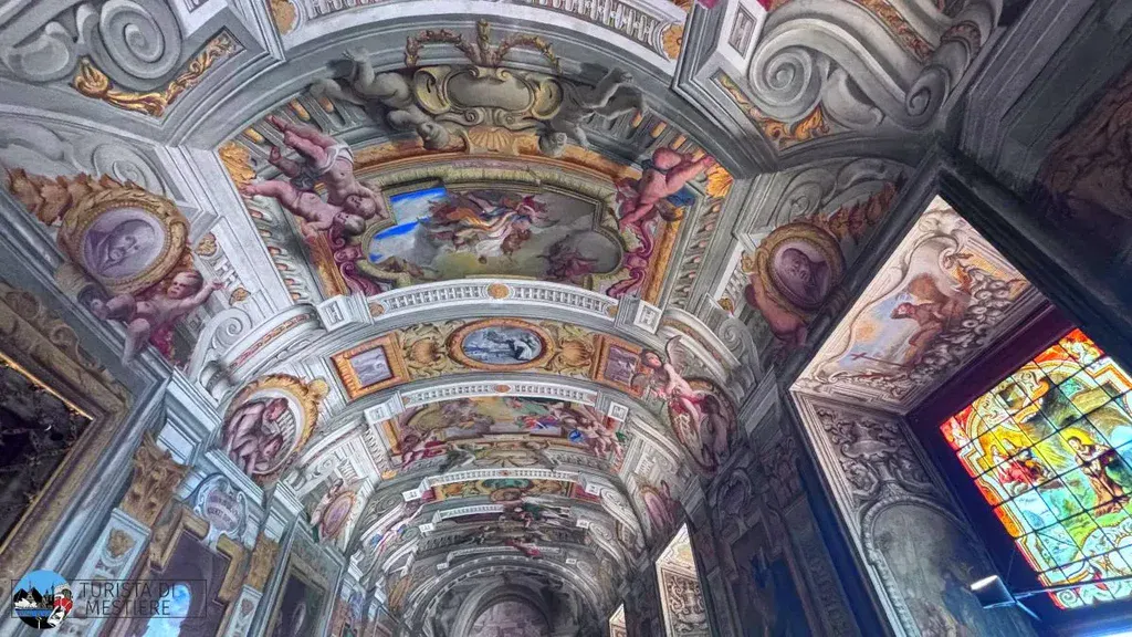 stanze-santignazio-corrodoio-andrea-pozzo Particolare del soffitto affrescato del corridoio delle Stanze di Sant'Ignazio