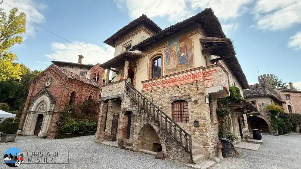 La chiesetta gotica nel cuore di Grazzano Visconti