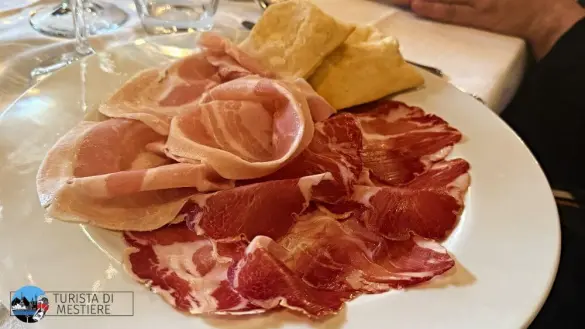 Antipasto di salumi dop con gnocco fritto