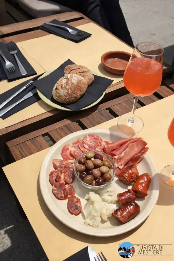 Aperitivo di salumi, olive e sangria da Park Rooftop