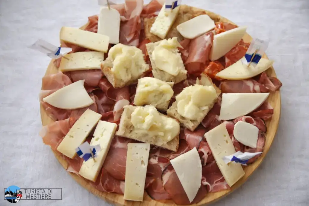 Il tagliere "classico" servito in molte charcutarias