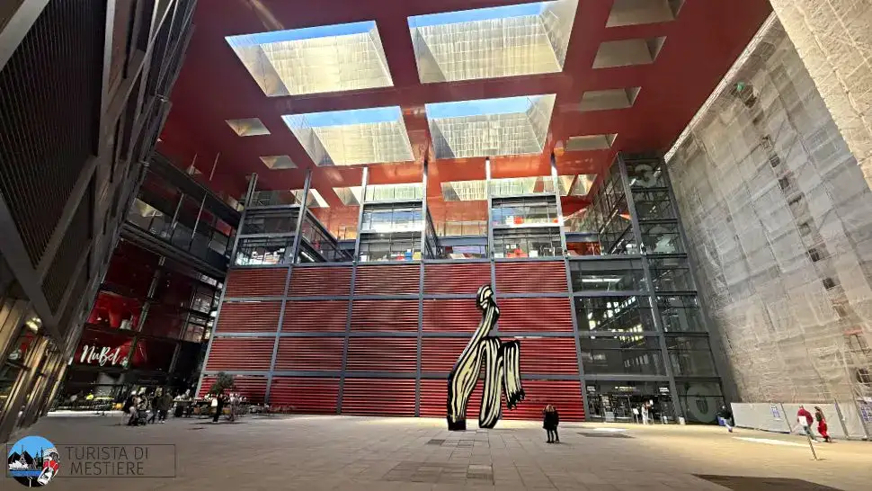 L'ingresso del Museo Reina Sofia e sulla sinistra il Nubel