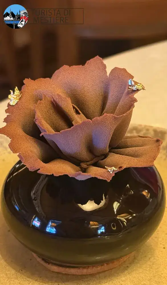 Uno squisito dolce al cioccolato da Patisserie Brach 